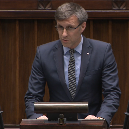 Poseł Grabowski na sejmowej mównicy. Z gratulacjami! "Za trzecim razem się udało" [WIDEO]
