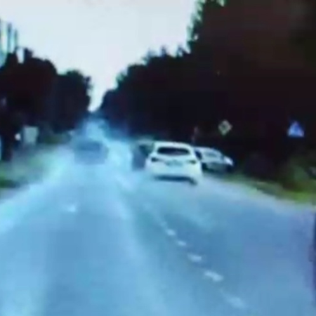 Niebezpieczny manewr i surowy finał na trasie pod Ostrołęką