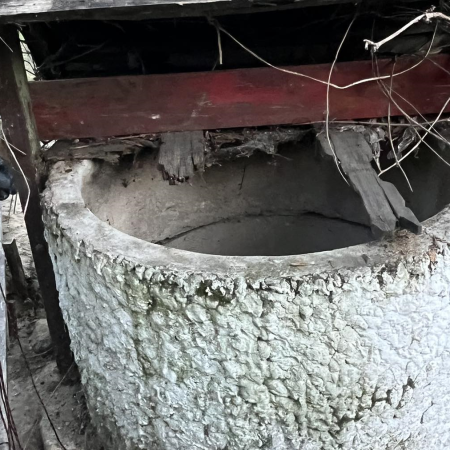 Nietypowa akcja strażaków w Dylewie. Ratowali kota, który wpadł do studni [FOTO]