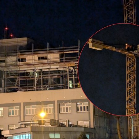 Wszyscy patrzą w górę! Co potężny dźwig wyczynia na dachu ostrołęckiego szpitala? [ZDJĘCIA]