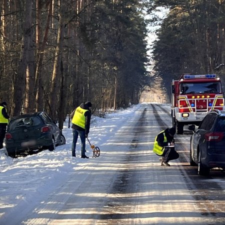Niebezpieczny manewr. Piesza ciężko ranna w wypadku na śliskiej drodze