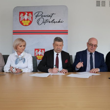 Autobusy między Ostrołęką a Makowem zabezpieczone. Powiaty podpisały umowę [ZDJĘCIA]