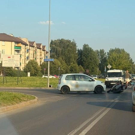 Kolizja motocykla z autem dostawcy fast foodów na al. Jana Pawła II w Ostrołęce [ZDJĘCIA]