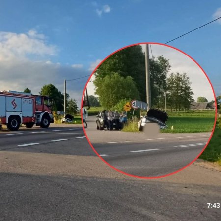 Rozpędzony kolos uderzył w osobówkę. Błąd kierowcy ciężarówki mógł skończyć się tragedią [ZDJĘCIA]