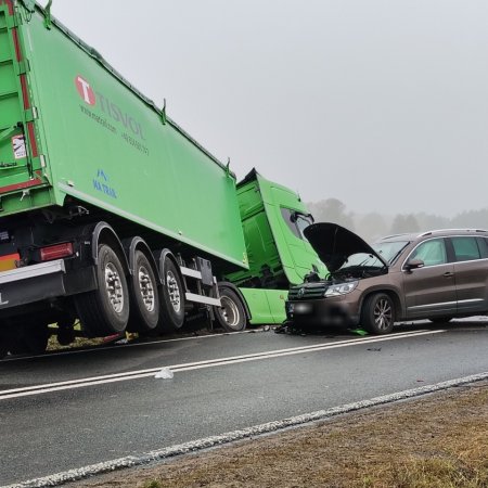 Błąd na drodze i nieszczęście gotowe! Ciężarówka w rowie na drodze krajowej [WIDEO, ZDJĘCIA]