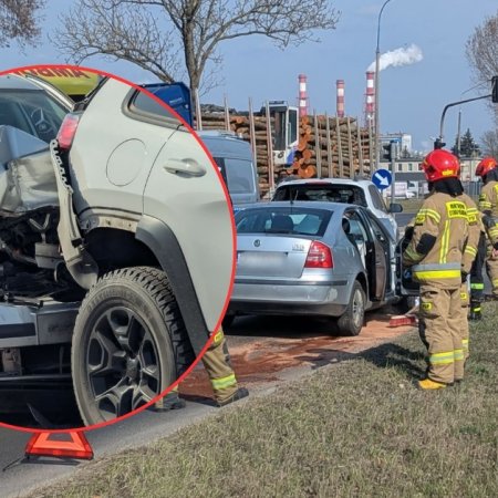Akcja służb w Ostrołęce. Poważna kraksa na Alei Wojska Polskiego [WIDEO, ZDJĘCIA]