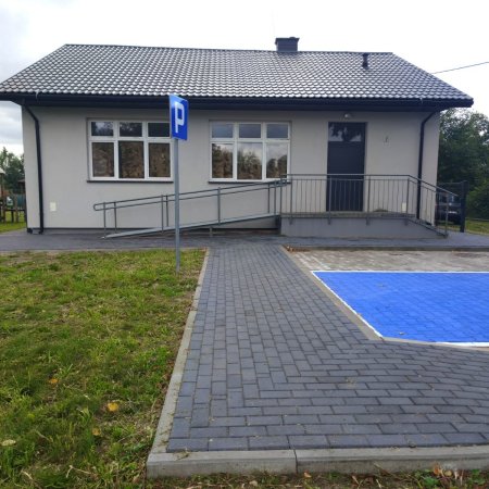 Kostka na placu przy świetlicy w Wyszlu. Inwestycja gotowa! [ZDJĘCIA]