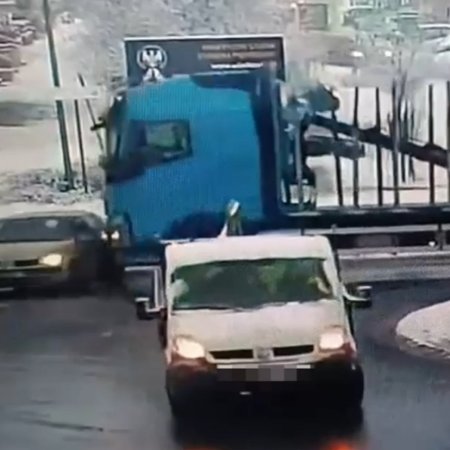 Chwile grozy na drodze. Ciężarówka pchała osobówkę przez rondo! [WIDEO]