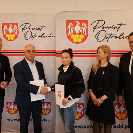 Prawie milion złotych na drogę w Ziomku. Umowa z wykonawcą już podpisana [ZDJĘCIA]