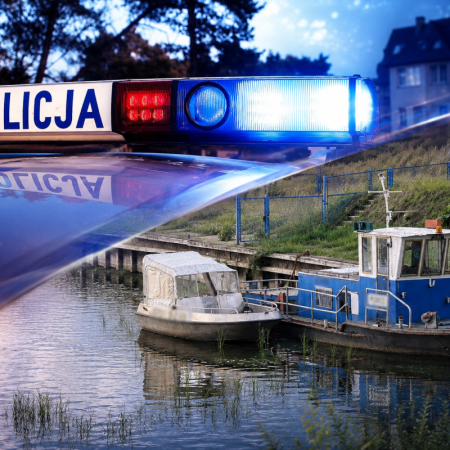 Nietypowe włamanie w porcie nad Narwią. “Turysta” wyjadł jedzenie, wypił alkohol i zniszczył motorówki!