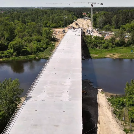 Historyczny moment dla Ostrołęki. Most przez Narew połączył już oba brzegi! [WIDEO]