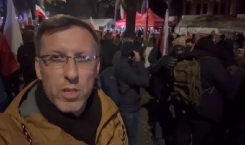 „Przybywajcie!”. Poseł Marcin Grabowski przed Trybunałem Konstytucyjnym [WIDEO]