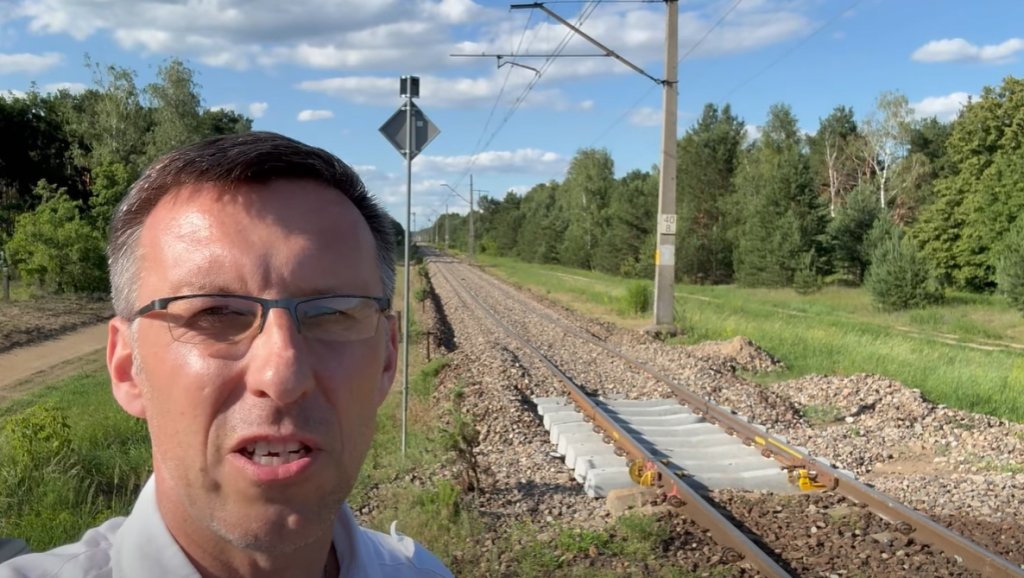 Poseł Grabowski stanął przy torach. Zwrócił się do wiceministra [WIDEO]