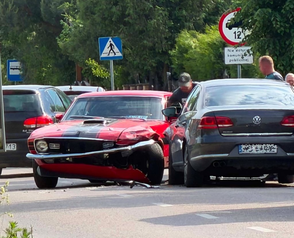 Zderzenie aut w Dzbeninie. Kolizja zabytkowego Forda Mustanga z Volkswagenem [ZDJĘCIA]