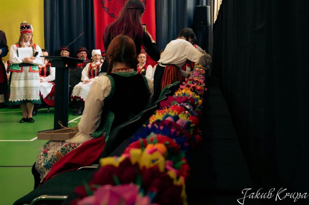 Ostrołęcka młodzież mierzy wysoko. Ponad 12-metrowa palma kurpiowska gotowa na finał! [ZDJĘCIA]