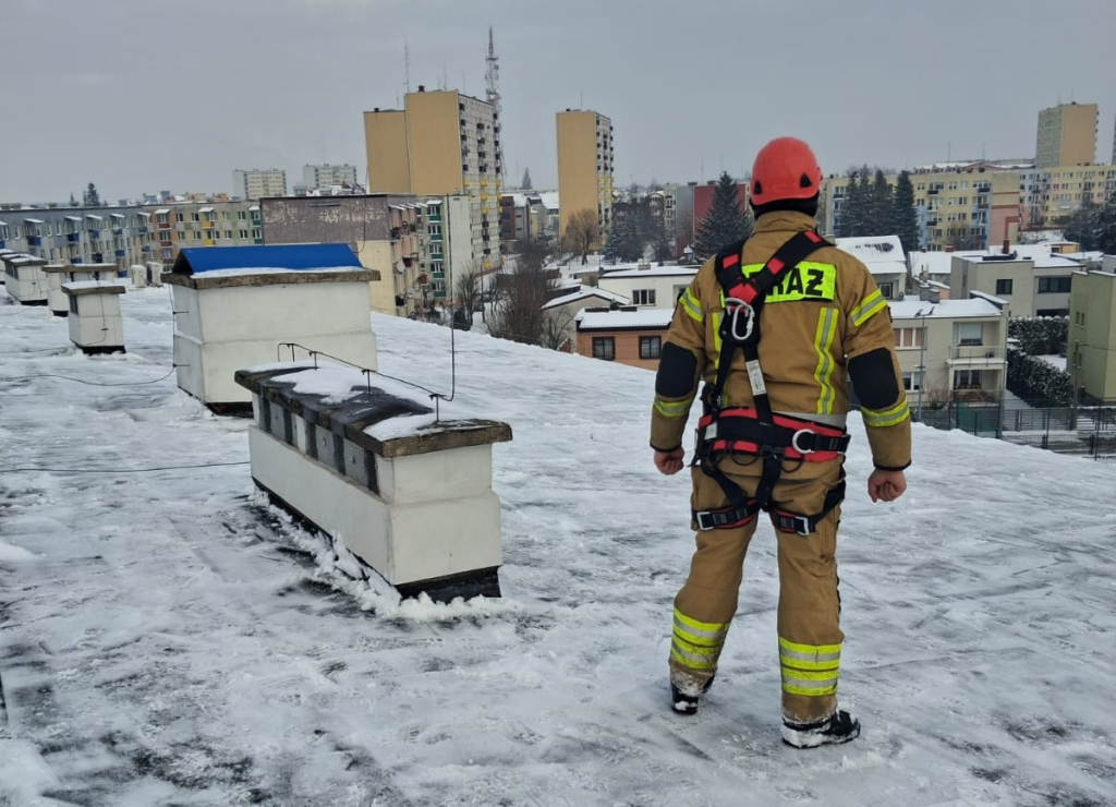 Strażacy usuwali niebezpieczne nawisy śnieżne z dachu szkoły w Ostrołęce