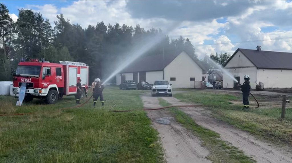 Strażacka brama weselna! Druhowie zaskoczyli swojego kolegę [WIDEO]