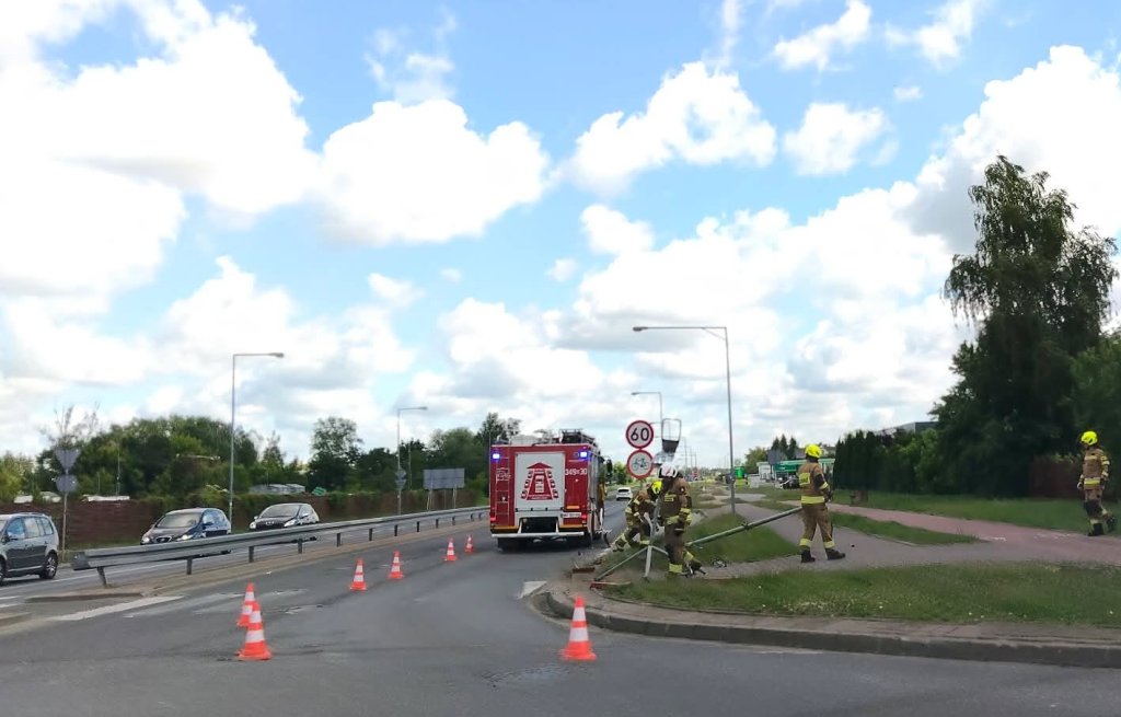 Rozbite auto, zniszczenia i... brak kierowcy. Co stało się przy obwodnicy?