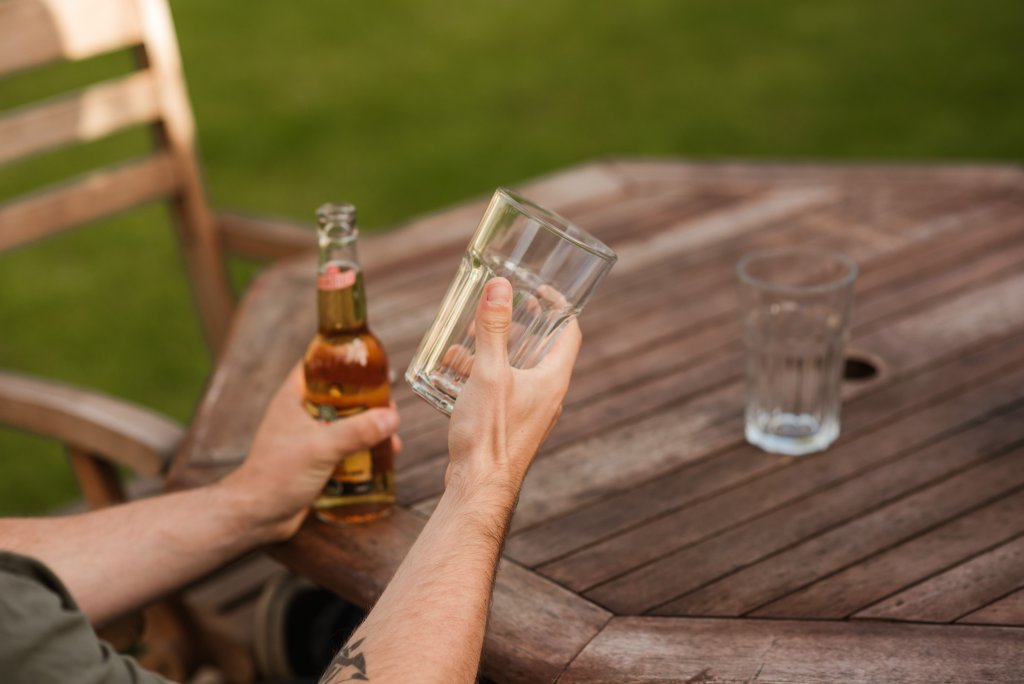 Mniej zezwoleń na alkohol, ale więcej ofiar przemocy domowej