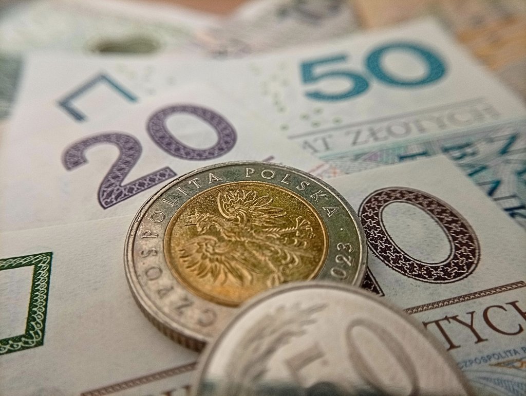 Ten rocznik dostanie dodatkowe pieniądze bez wniosku. Ponad 360 zł miesięcznie