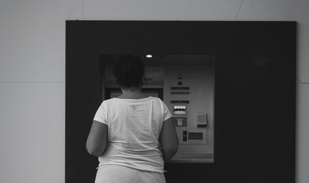 Seniorka rozmawiała przez telefon przy bankomacie. Kobieta obok zauważyła, iż coś jest nie tak