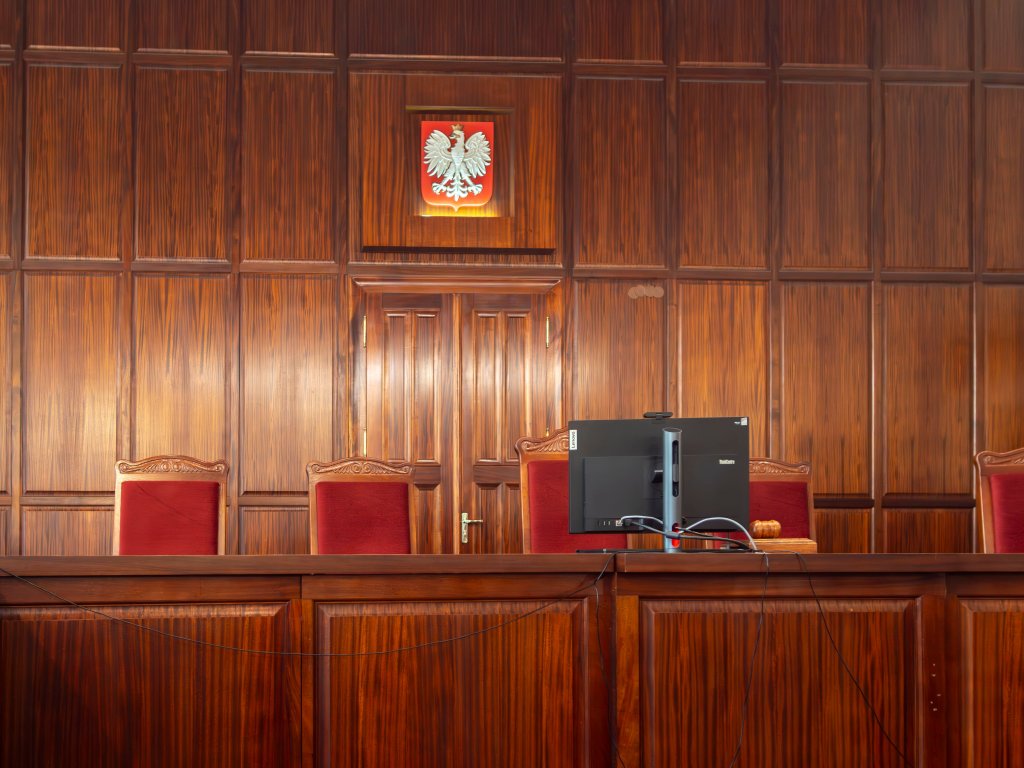 Trzech na jednego przed dworcem. Sprawa z Myszyńca z prawomocnym finałem w sądzie