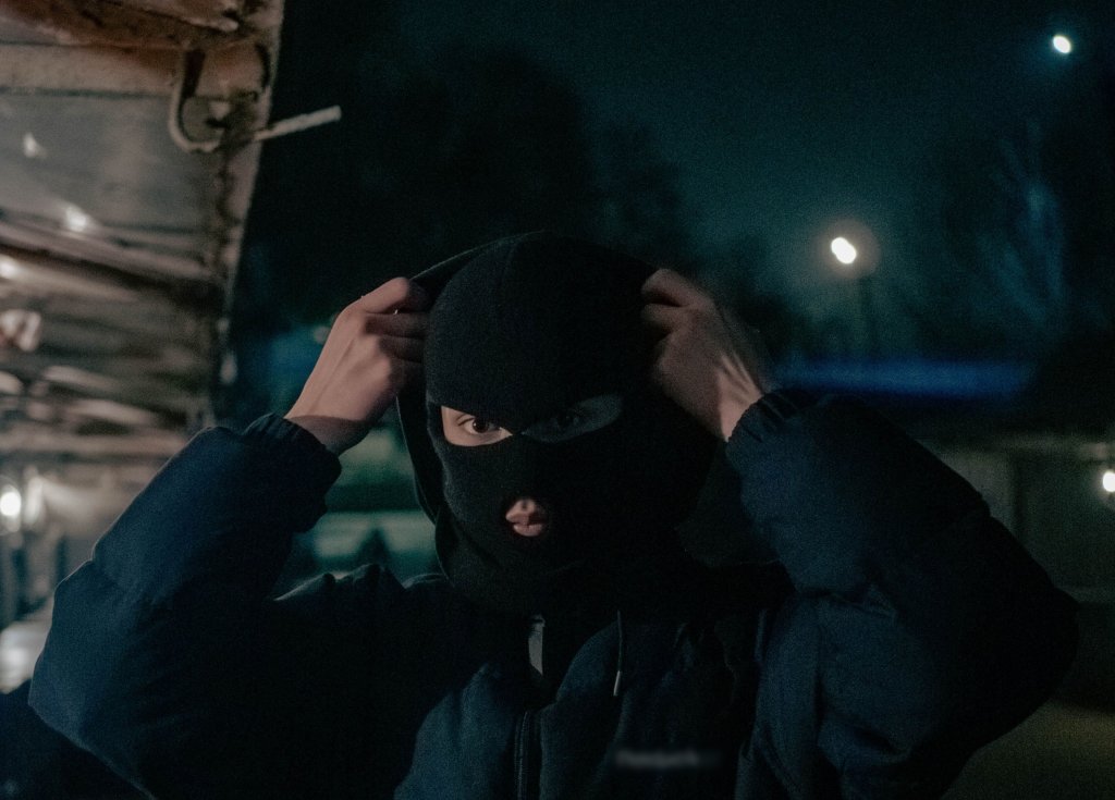 Fałszywi policjanci i napad w Zalesiu. Uprowadzonego mężczyznę porzucili w lesie