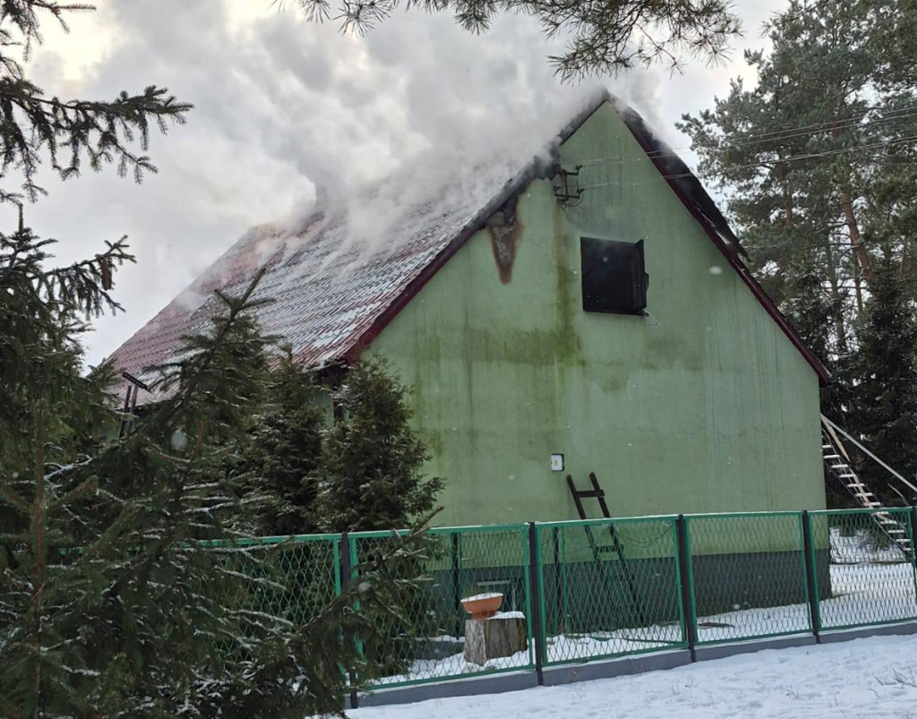 Pożar poddasza w Piaseczni. W akcji pięciu jednostek straży [ZDJĘCIA]