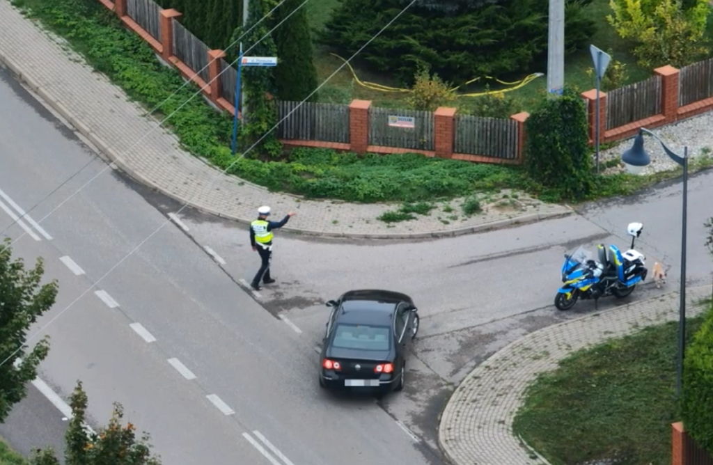 Dron zawisł nad przejazdem pod Ostrołęką. Posypały się mandaty! [WIDEO]
