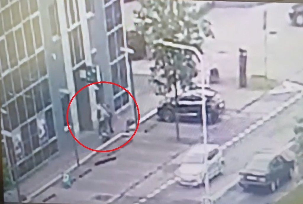Sprawa z Ostrołęki poruszyła internautów. „Chodnik jest dla pieszych!" [WIDEO]