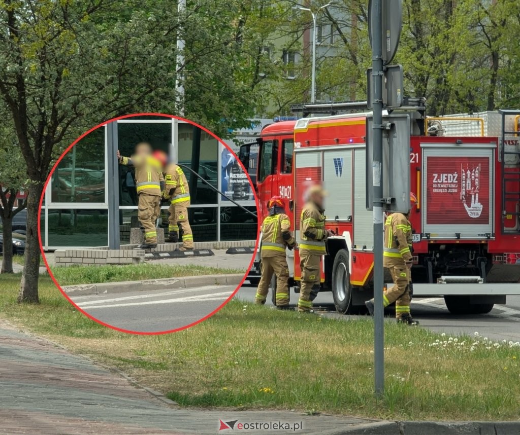Interwencja strażaków w centrum Ostrołęki. Co się stało przy banku? [WIDEO, ZDJĘCIA]