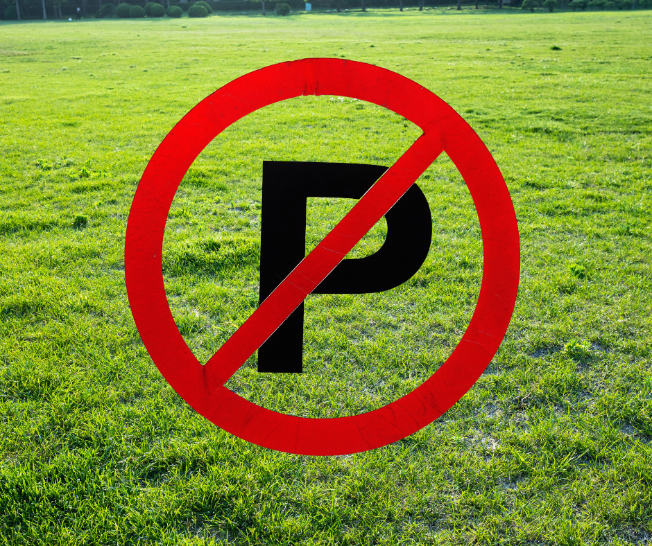 Parkowanie na trawnikach plagą osiedla. Co na to władze Ostrołęki?