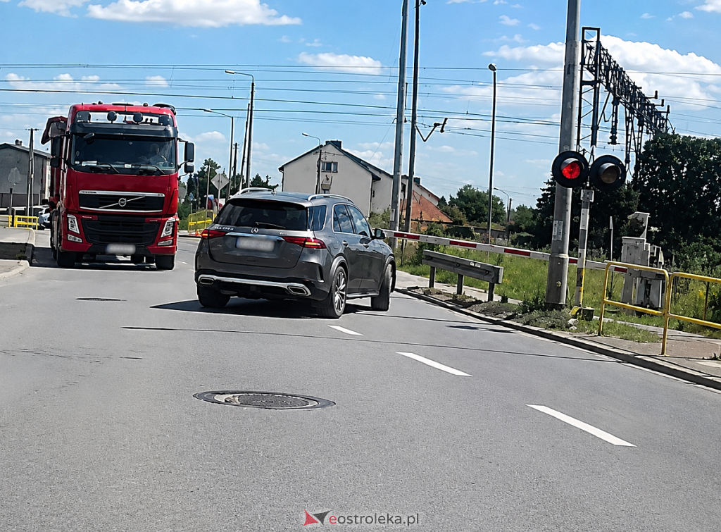 Sekundy od tragedii! Kierowca ciężarówki zignorował sygnalizację na przejeździe kolejowym [WIDEO]