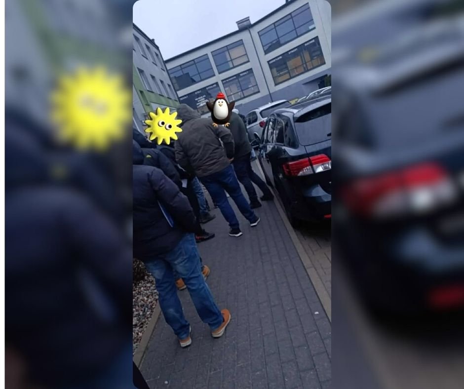 Gigantyczna kolejka w Ostrołęce. Sceny jak z PRL pod jednym z urzędów!