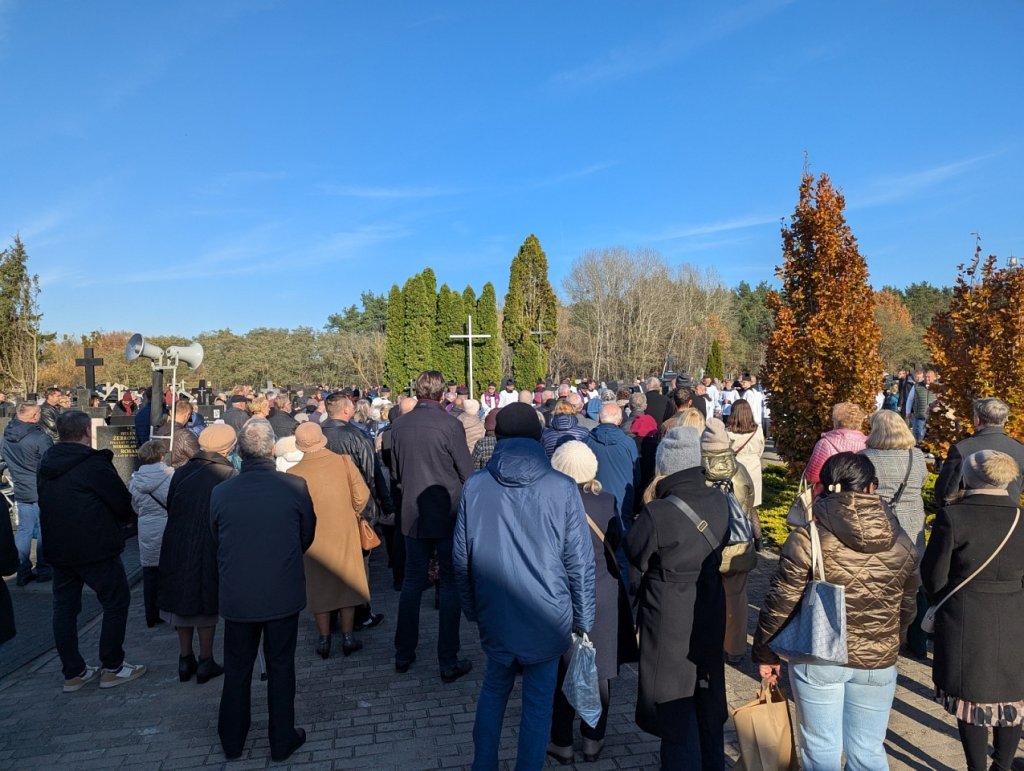 Pogoda na Wszystkich Świętych. Sprawdź, jak się ubrać na cmentarz, żeby nie zmarznąć