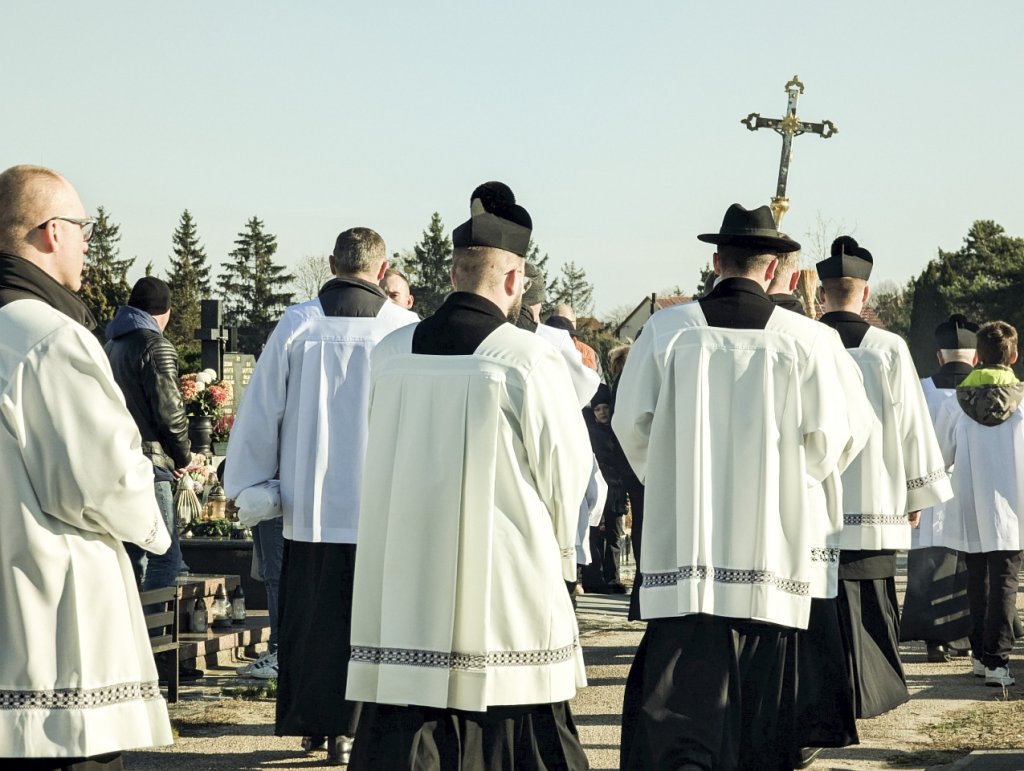 Wszystkich Świętych 2026 w Ostrołęce. Harmonogram procesji i mszy na cmentarzach
