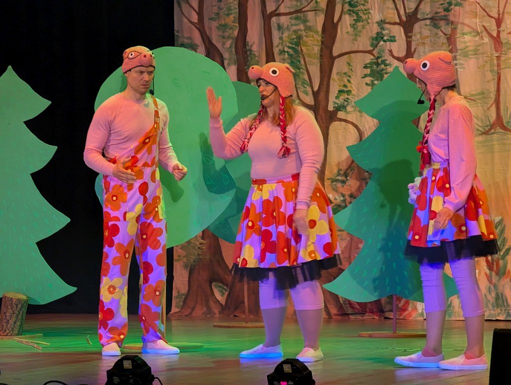 Muzyczna lekcja pracowitości w OCK. Świnki Pepa, Mela i Kwi podbiły serca małych ostrołęczan [ZDJĘCIA]