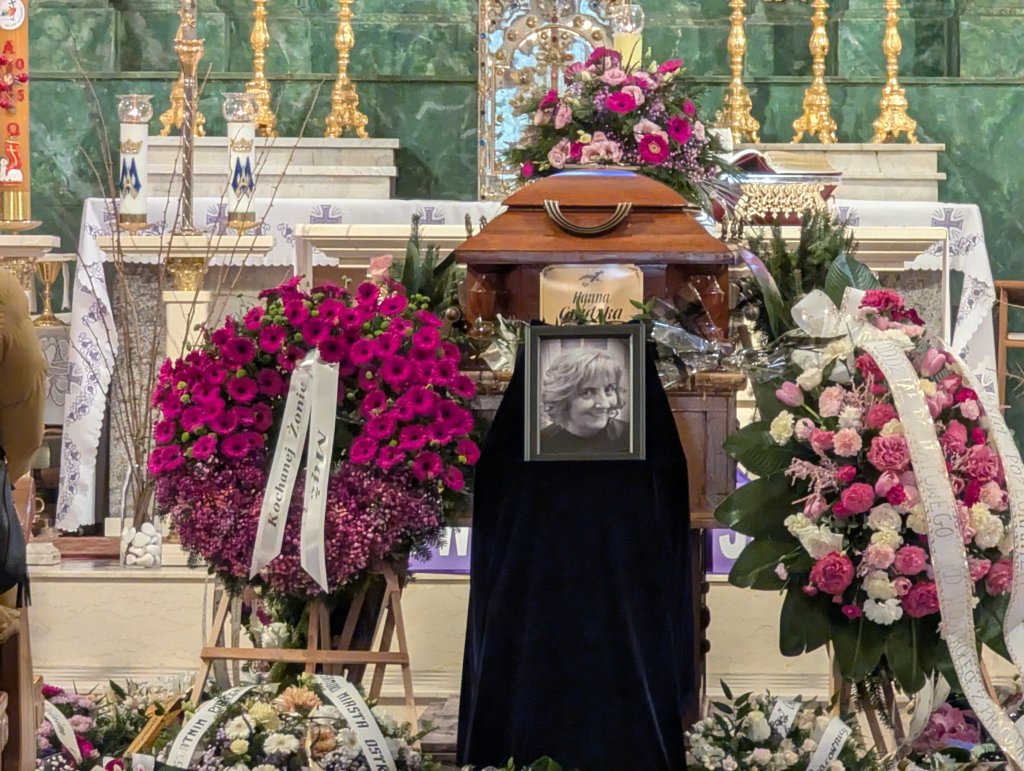 Ostatnia droga śp. Hanny Grądzkiej. Żegnały ją tłumy ostrołęczan. "Inspirowała wszystkich"