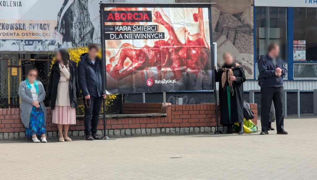 Są przeciwko aborcji. Publicznie odmawiali różaniec. "Kara śmierci dla niewinnych" [ZDJĘCIA]