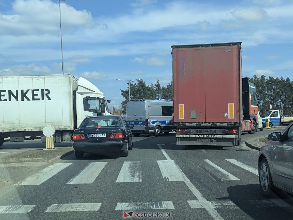 Szklana pułapka na rondzie! Wszystko przez jeden błąd kierowcy [ZDJĘCIA]