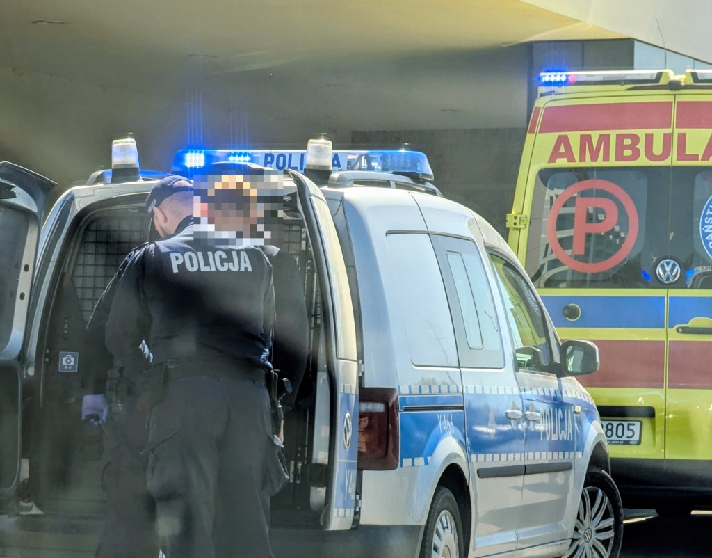 Alarm pod Biedronką w Ostrołęce. Na miejscu policja i pogotowie [WIDEO, ZDJĘCIA]