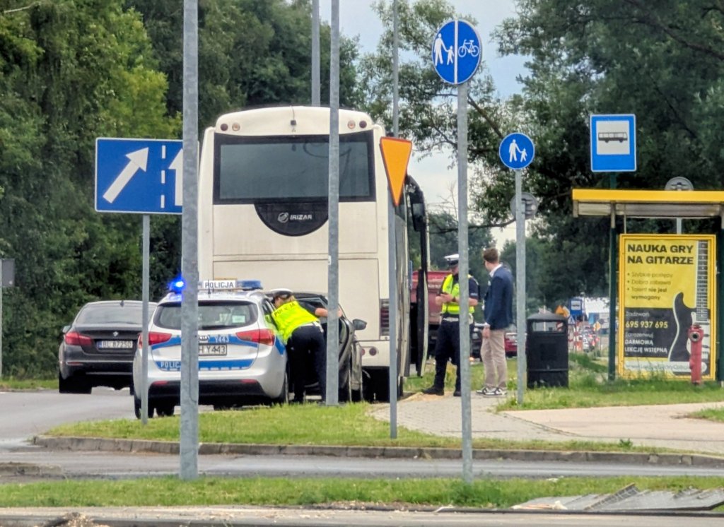 Kosztowny błąd kierowcy autobusu. Chwila nieuwagi i zderzenie