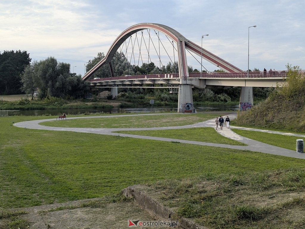 Ostrołęczanie na pewno polubią to miejsce! Budowa trwa, ale już roi się tu od spacerowiczów [WIDEO, ZDJĘCIA]
