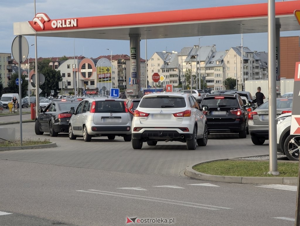 Kolejki na stacjach w Ostrołęce. Kierowcy tankują przed podwyżką [ZDJĘCIA]