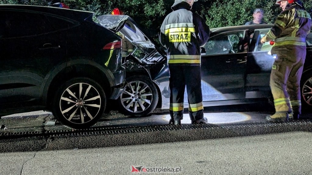 Wieczorne zderzenie pod Ostrołęką. Volvo kontra Jaguar [ZDJĘCIA]
