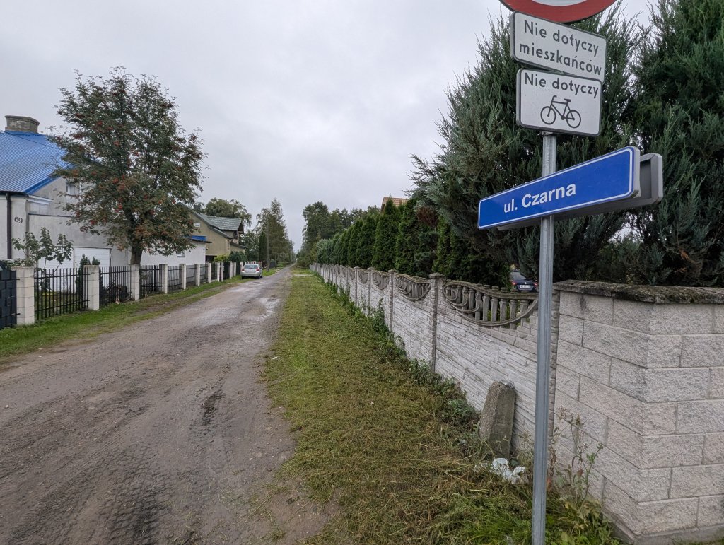 Po stronie Rzekunia droga już gotowa, w Ostrołęce jeszcze nie. Co dalej z "czarną dróżką"? [WIDEO, ZDJĘCIA]