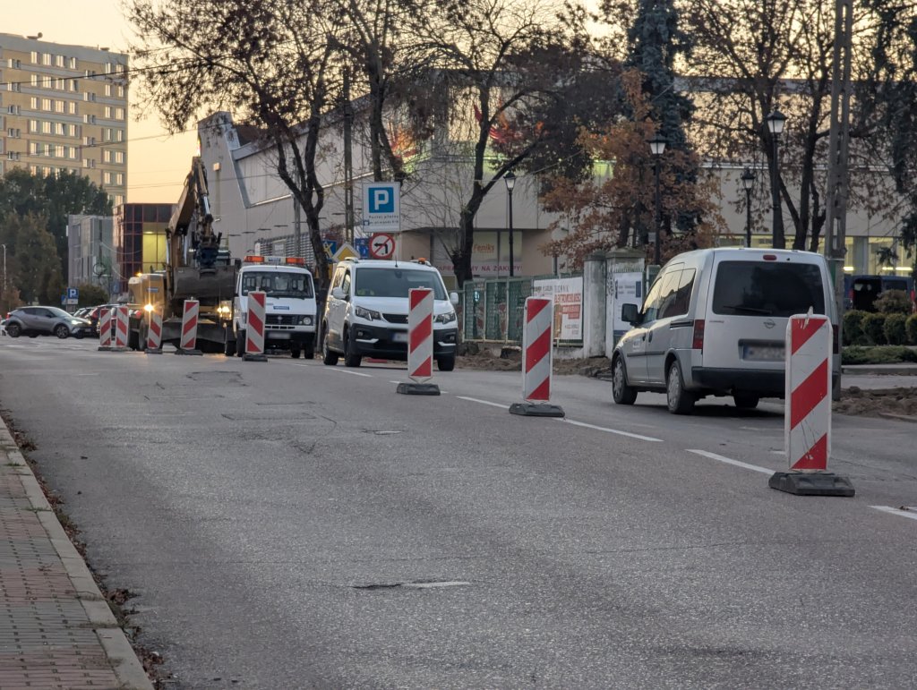 Nowy chodnik i nowe drzewa. Zmiany przy ulicy Inwalidów Wojennych [ZDJĘCIA]