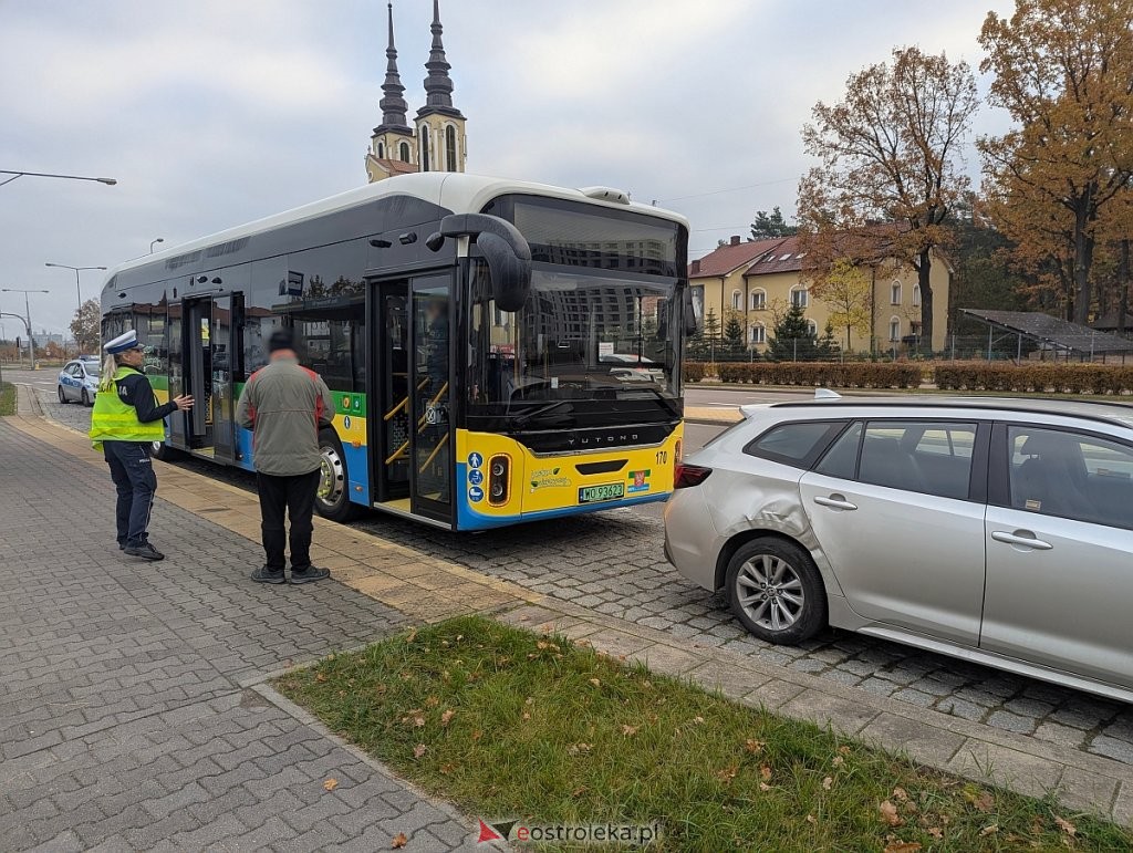 Zderzenie autobusu miejskiego z osobówką w Ostrołęce. Ranny młody pasażer