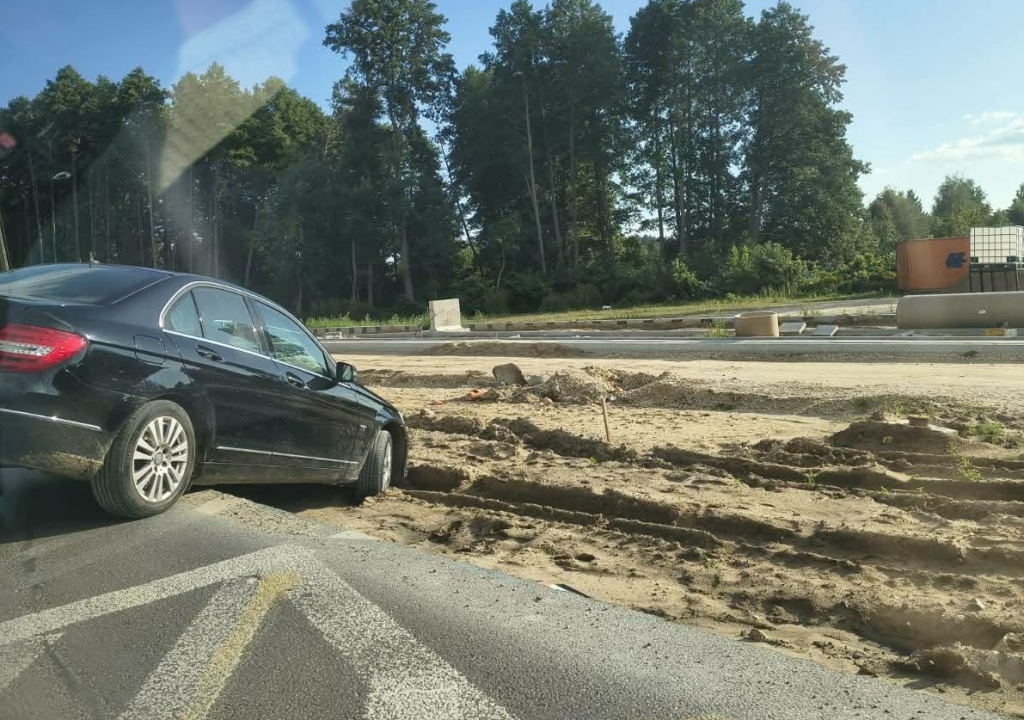 Kolejny samochód w pułapce na ul. Stacha Konwy!  [FOTO]