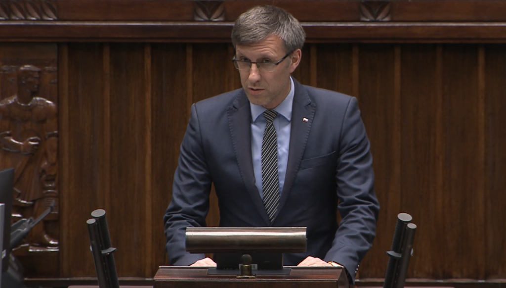 Poseł Grabowski na sejmowej mównicy. Z gratulacjami! "Za trzecim razem się udało" [WIDEO]